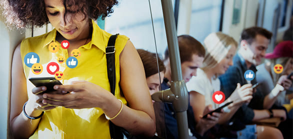 Mujer usando celular con íconos de redes sociales, rodeada de personas en transporte público, simbolizando la conexión digital y la publicidad online.