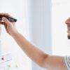 Profesional trabajando en UX Writing y diseño de experiencia de usuario para plataformas digitales y sitios web.