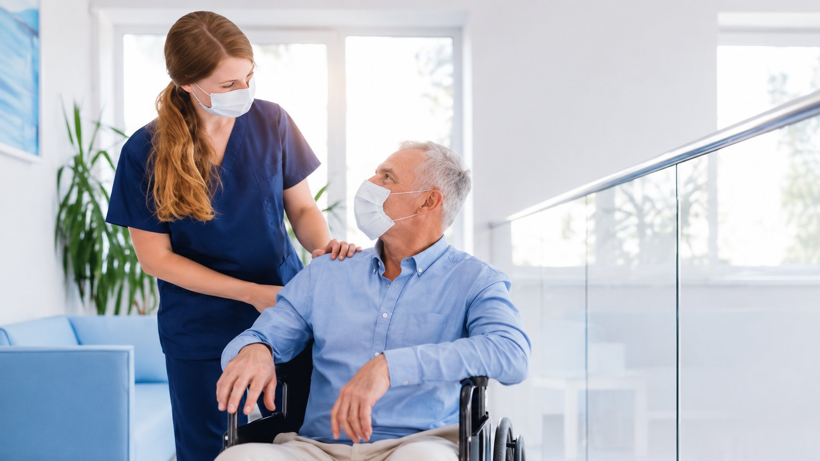 Profesional de enfermería acompaña a persona mayor en silla de ruedas, entregando apoyo cercano y atención humanizada en un entorno de salud.