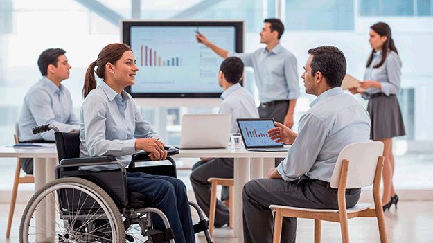 Profesionales de recursos humanos en Chile gestionando inclusión laboral de personas con discapacidad en un entorno de trabajo colaborativo.