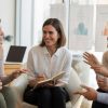 Equipo de trabajo conversando sobre bienestar laboral y gestión de riesgos psicosociales en la empresa