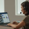 Docente realizando docencia online en videoconferencia con uso de TIC y plataforma virtual interactiva
