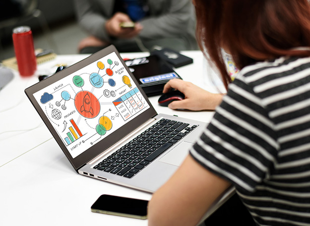Joven investigadora utilizando métodos de investigación en marketing digital desde su computador con herramientas online y redes sociales.