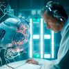 Profesional de salud interactúa con un robot en un entorno clínico, representando el uso de inteligencia artificial en rehabilitación.