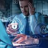 Protección de dispositivos: profesional usando notebook con íconos de ciberseguridad, candado digital y controles de acceso para prevenir amenazas.