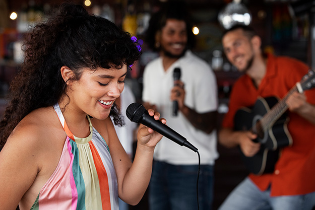 canto popular, cantante, técnica vocal, interpretación escénica, cuerdas vocales, curso