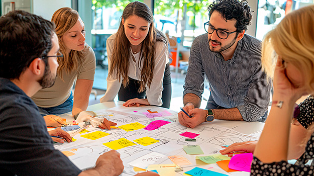 Grupo de profesionales de marketing analizando storyboard de campaña para definir estrategia de branding y posicionamiento de marca.