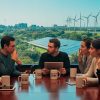 Grupo diverso de profesionales chilenos en oficina moderna, colaborando en proyectos de sostenibilidad, ética empresarial y responsabilidad social corporativa.