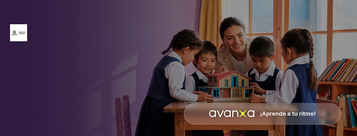 Docente chilena y estudiantes con uniforme escolar colaborando en un aula inclusiva, promoviendo la convivencia y prevención escolar.