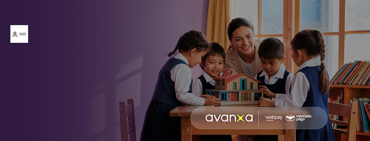 Docente chilena y estudiantes con uniforme escolar colaborando en un aula inclusiva, promoviendo la convivencia y prevención escolar. Pago disponible con Mercado Pago y WebPay.