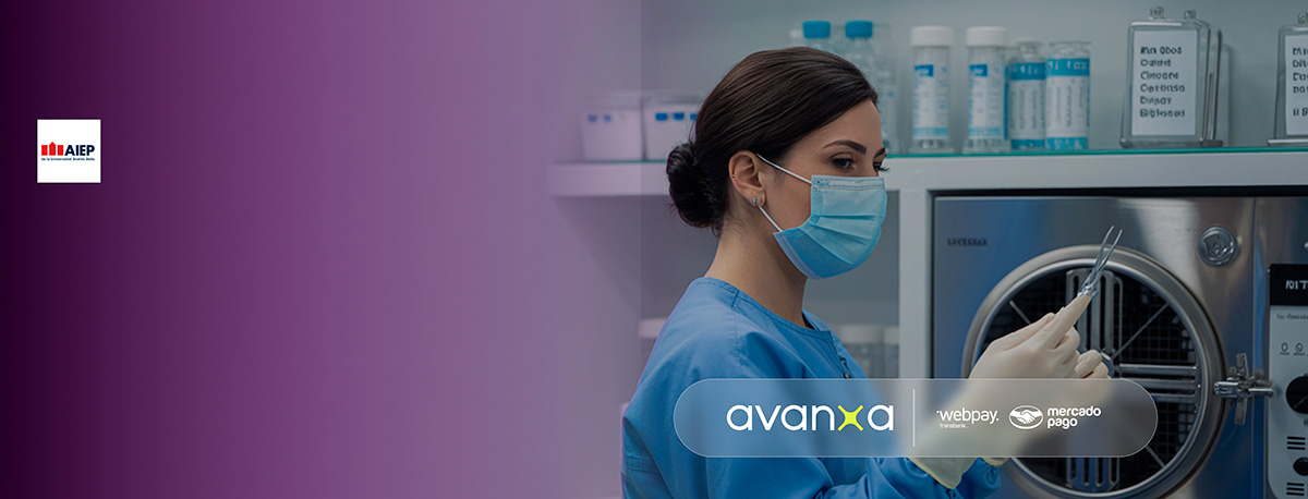 Técnico en enfermería realizando proceso de esterilización con autoclave para prevención de infecciones IAAS en entorno clínico. Pago disponible con Mercado Pago y WebPay.