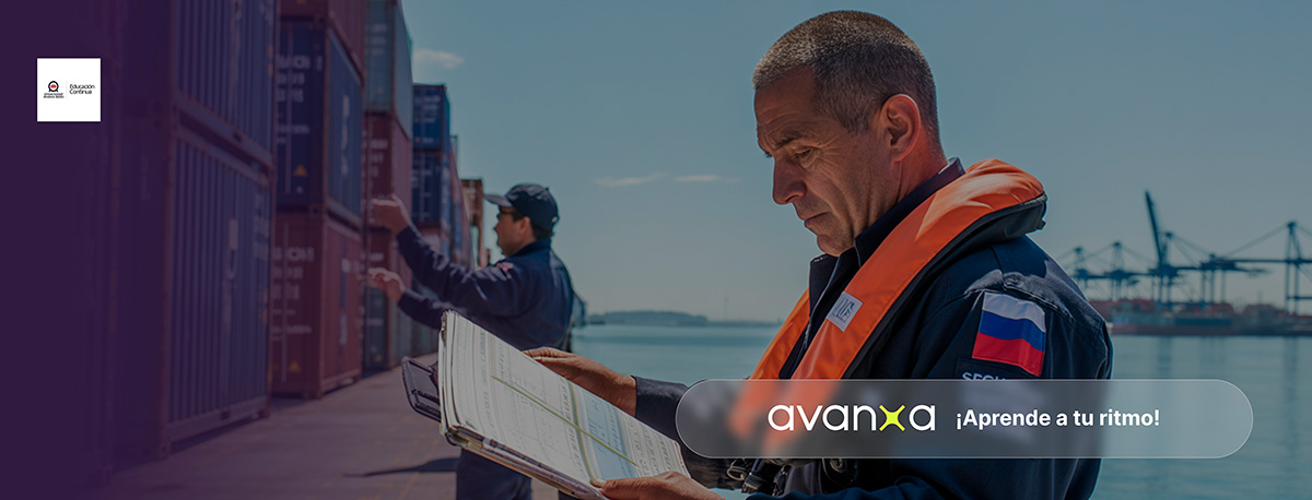 Profesionales marítimos chilenos revisando normativas y operaciones en un puerto, representando formación en reglamentación marítima.