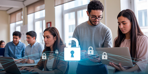 Personas chilenas trabajando en una oficina moderna con laptops, al fondo, y símbolos de ciberseguridad como candados y redes digitales en primer plano.