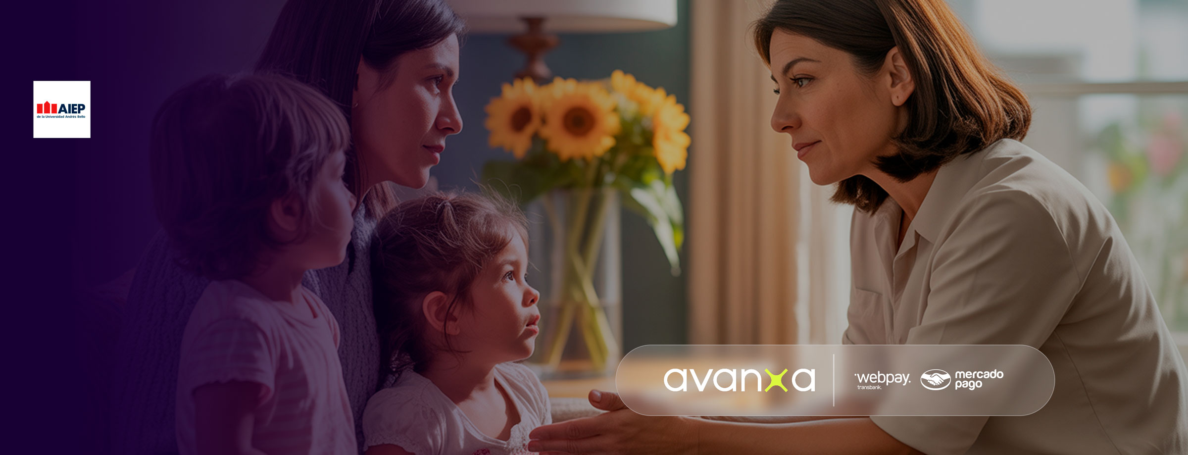 Profesional chilena orientando a una familia en un ambiente acogedor, representando intervención y apoyo en violencia intrafamiliar. Ahora con pago fácil y seguro vía Mercado Pago y WebPay.