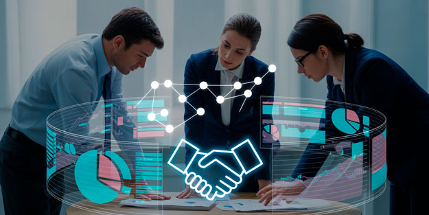 Profesionales analizando estrategias de marketing de servicios con gráficos digitales sobre segmentación, precios y fidelización de clientes.