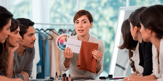 Personas en curso de asesoría de imagen y colorimetría en Chile, aplicando análisis de color en vestuario, maquillaje y estilo personal.