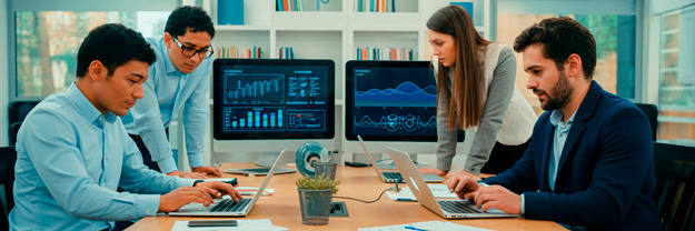 Profesionales analizando data analytics con herramientas de inteligencia artificial en entorno digital moderno.
