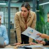 Profesionales chilenos trabajando en estrategias digitales, plataformas y propuestas de valor para diseñar modelos de negocios digitales.
