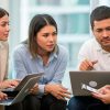 Profesionales chilenos colaborando en una oficina moderna, representando la gestión de redes laborales y el desarrollo profesional.
