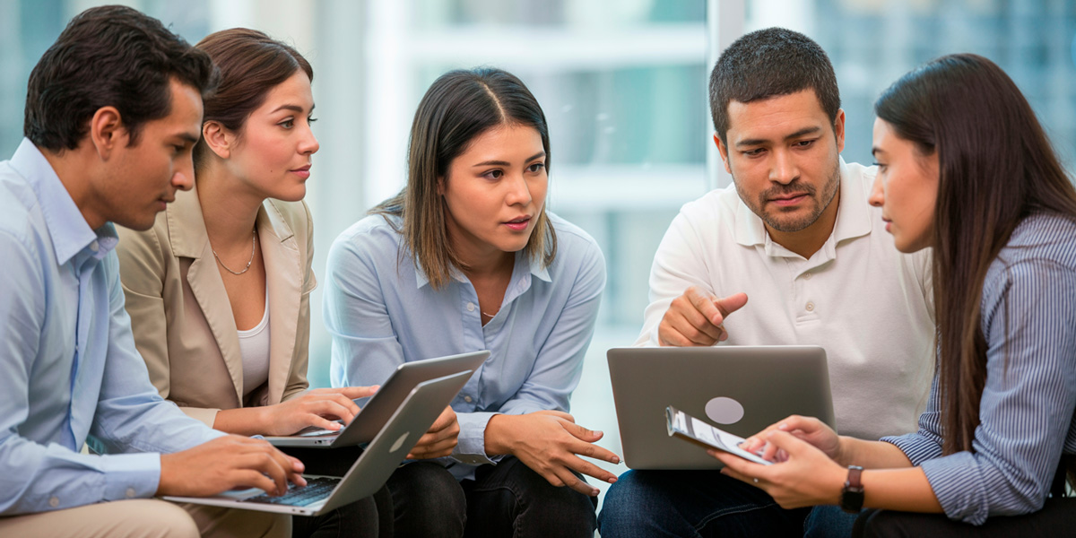 Profesionales chilenos colaborando en una oficina moderna, representando la gestión de redes laborales y el desarrollo profesional.