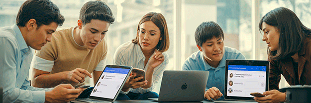Personas trabajando en gestión de redes sociales desde dispositivos digitales, desarrollando comunicación digital, identidad online y posicionamiento profesional.