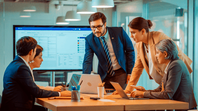 Liderazgo de equipos en reunión de trabajo para coordinar objetivos y mejorar el desempeño colectivo en una organización.