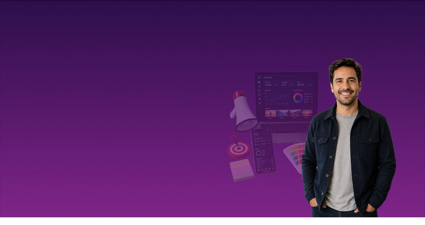 Profesional sonriendo junto a elementos de analítica digital, megáfono y métricas para la Ruta de Especialización en Marketing Digital y Redes Sociales.