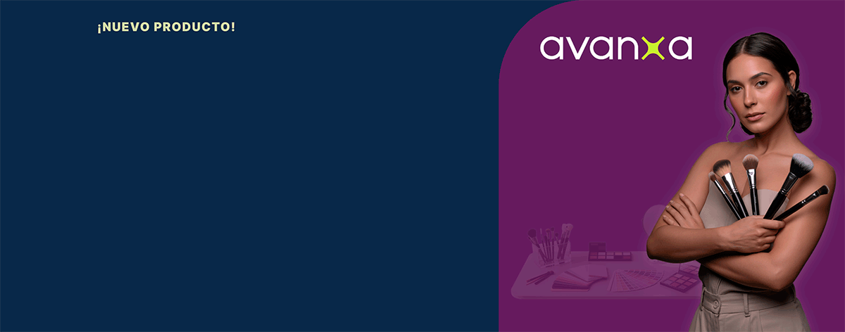 Mujer profesional de estética con brazos cruzados sosteniendo brochas de maquillaje sobre fondo morado con elementos de estudio de belleza.