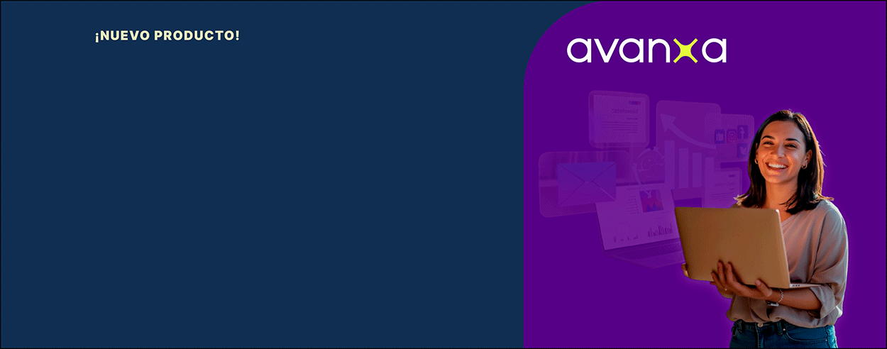 Especialista en marketing sonriente sosteniendo un laptop abierto sobre fondo púrpura con iconos de redes sociales y herramientas digitales.