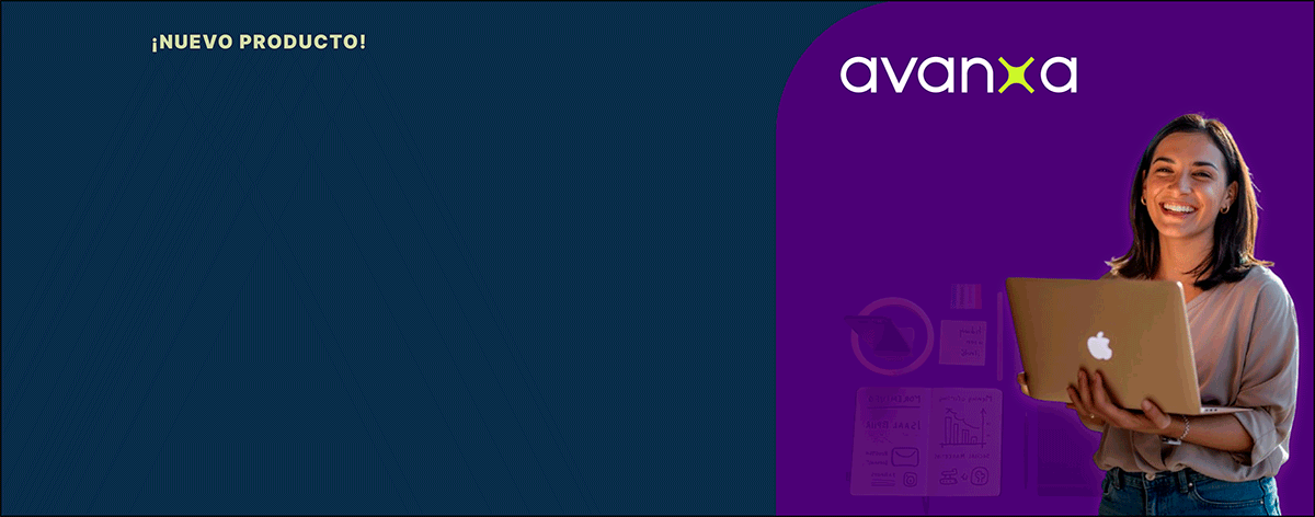 Especialista en marketing sonriente sosteniendo un laptop abierto sobre fondo púrpura con iconos de redes sociales y herramientas digitales.