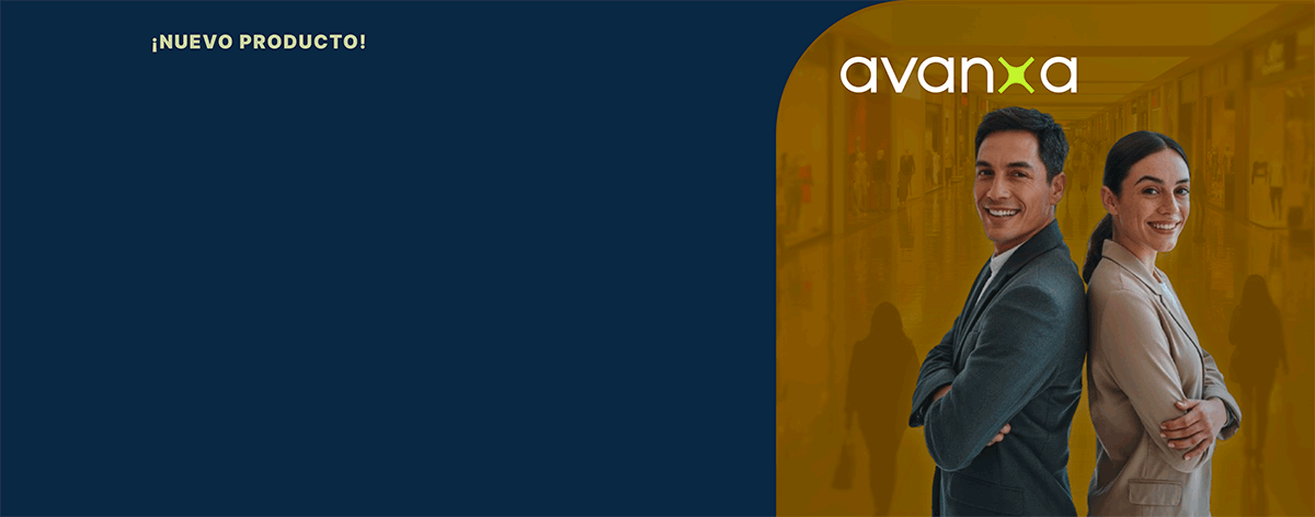 Pareja de ejecutivos de ventas profesionales sonriendo sobre fondo ocre dorado con la perspectiva de un mall comercial a distancia.