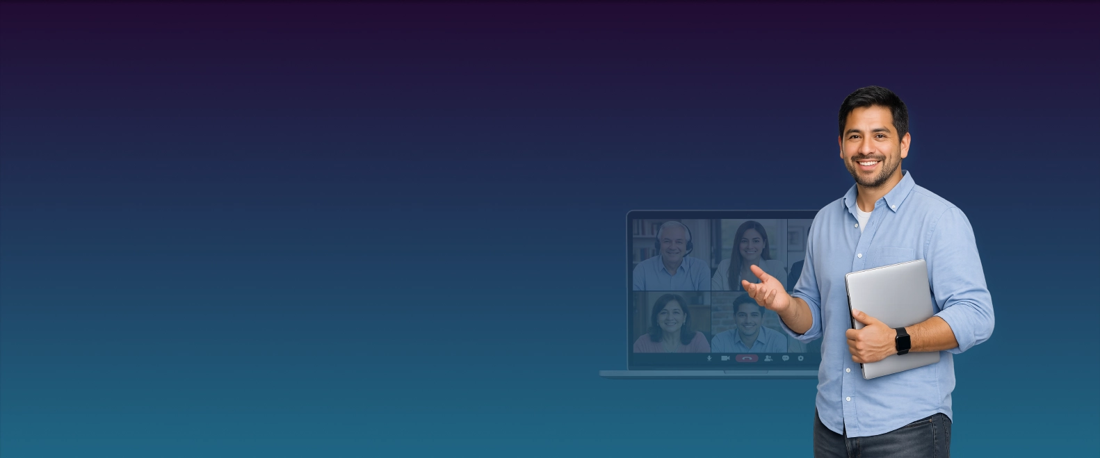 Un profesional sonriente presenta una clase virtual en una laptop, simbolizando la Certificación Internacional de E-Learning.