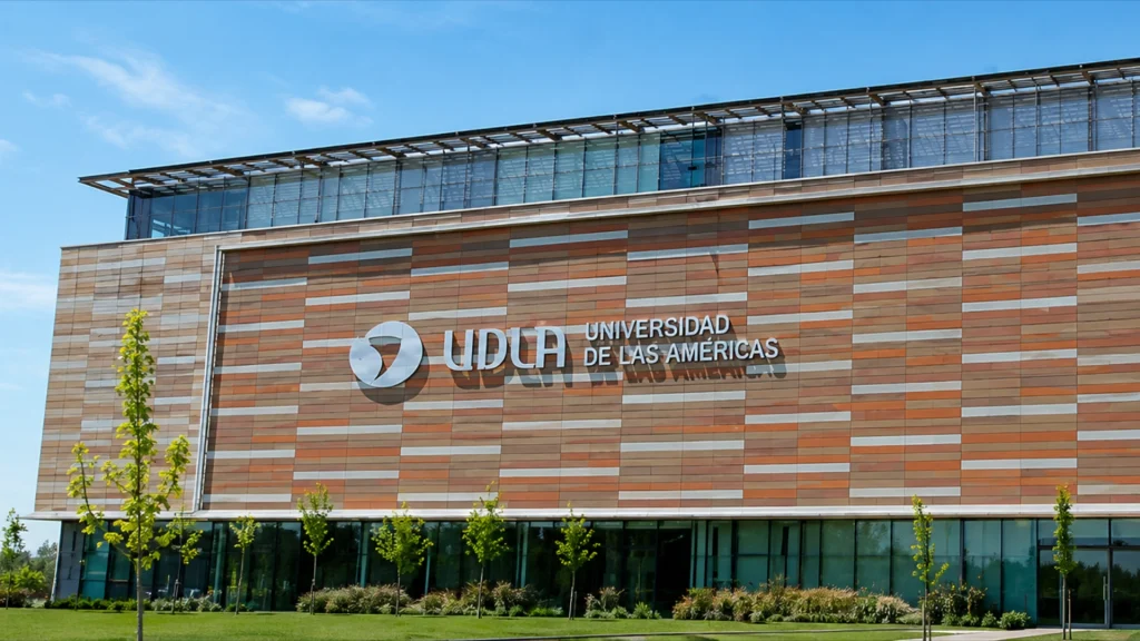 Edificio del campus de la Universidad de las Américas (UDLA) con fachada de tonos terracota y logo principal.